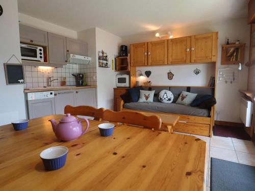 un salon avec un canapé et une table dans une pièce dans l'établissement Appartement au pied des pistes, terrasse, calme, 4 pers, Arêches-Beaufort - FR-1-342-287, à Beaufort