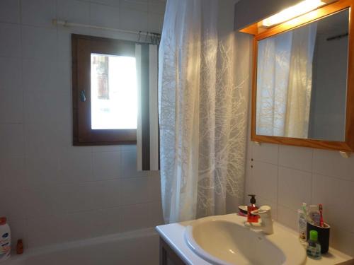 une salle de bain avec un lavabo et un rideau de douche dans l'établissement Appartement au pied des pistes, terrasse, calme, 4 pers, Arêches-Beaufort - FR-1-342-287, à Beaufort