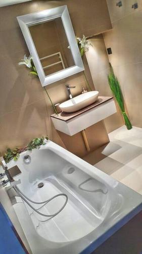 une salle de bain avec une baignoire blanche et un lavabo dans l'établissement Suite st lô 1 Rouen (centre historique), à Rouen