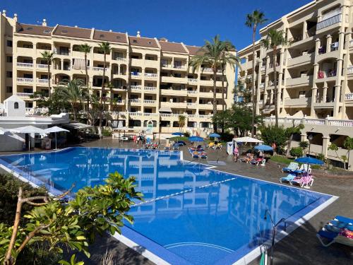 una grande piscina di fronte a un hotel di TOP FLOOR, Panoramic Studio, Heated Pool a Los Cristianos
