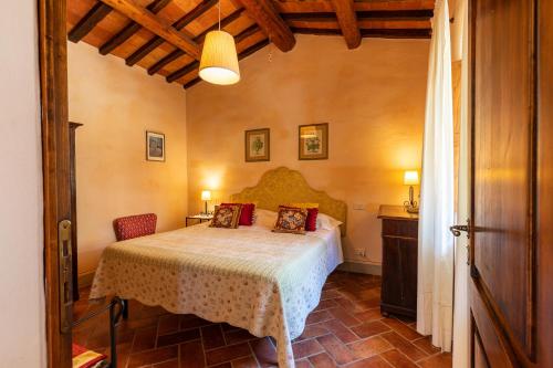 a bedroom with a bed in a room at Borgo Dolci Colline Resort Cipresso in Castiglion Fiorentino