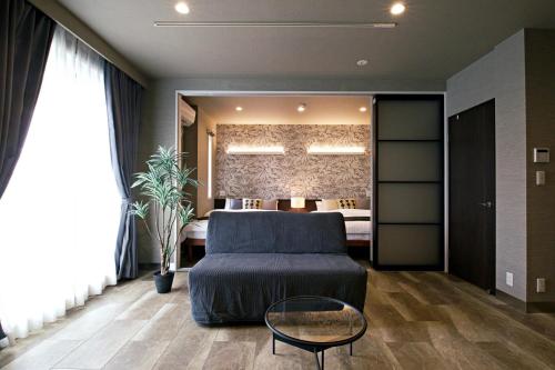 1 dormitorio con 1 cama y 1 mesa en una habitación en The Masters Stay SETAGAYA KYODO en Tokio