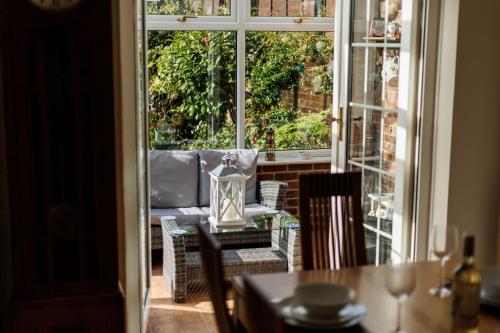 een kamer met een tafel en stoelen en een raam bij Chimneys in Poole