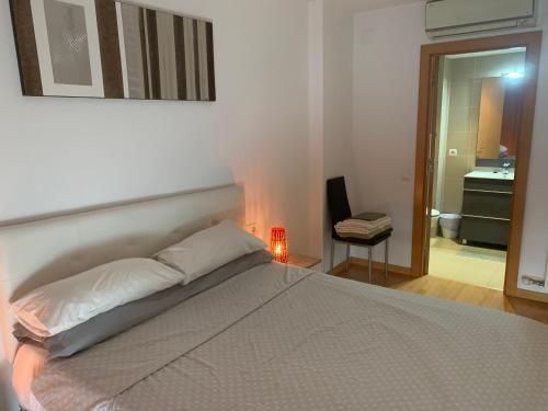 Ένα ή περισσότερα κρεβάτια σε δωμάτιο στο APARTAMENTO construcción nueva BARCELONA - CALELLA