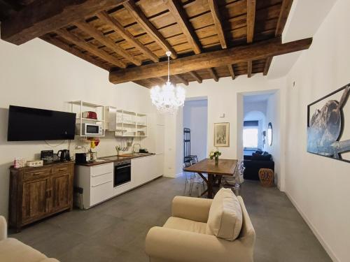 uma sala de estar com um sofá e uma mesa em La tua casa a ViadelCorso em Roma