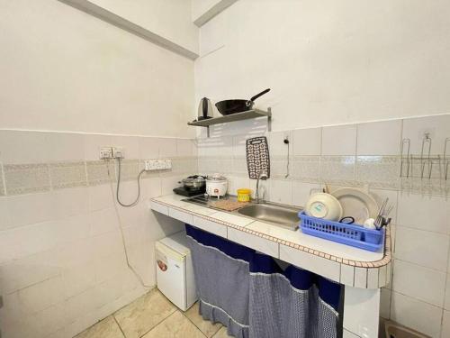 cocina con fregadero y encimera en KK City A2Z Api Api Cozy Studio Homestay, en Kota Kinabalu