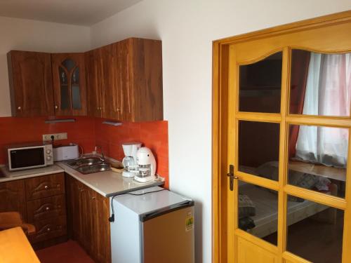 Kuchyň nebo kuchyňský kout v ubytování AQUA Thermal Sóterápia és Apartmanház