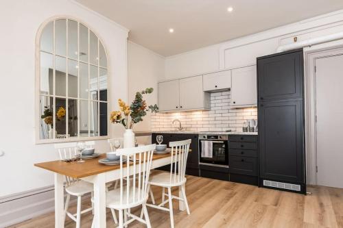 een keuken met een tafel en stoelen in een kamer bij 3 Castle Mews in Salisbury