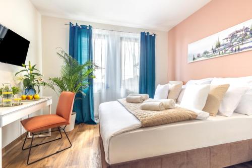 1 dormitorio con 1 cama blanca grande y cortinas azules en Hotel A4 Wrocław - Bielany - MAMY WOLNE POKOJE ! en Bielany Wrocławskie