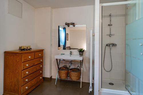 une salle de bain avec un lavabo et une douche dans l'établissement Le Petit Moulleau - Appt dans villa classée à 50m de la plage, à La Teste-de-Buch