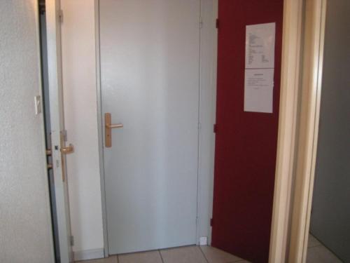 ラルプ・デュエズにあるAppartement Huez, 2 pièces, 5 personnes - FR-1-405-94の赤白の扉