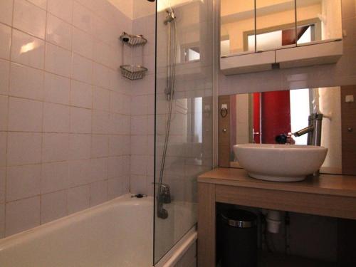 une salle de bain avec un lavabo et une baignoire dans l'établissement Appartement ensoleillé pour 5 pers, balcon sud, proche remontées et commerces, animaux acceptés - FR-1-405-94, à L'Alpe-d'Huez