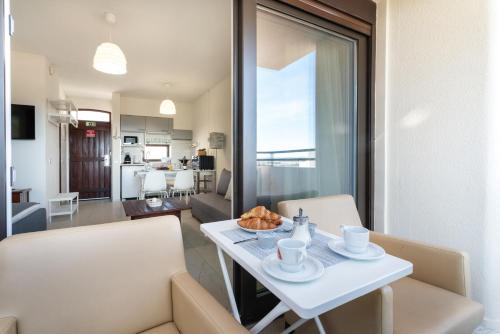 Apartment with 3 Swimming pools near the Old Town