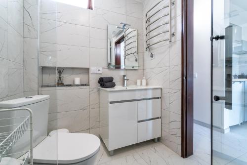 Apartment with 3 Swimming pools near the Old Town