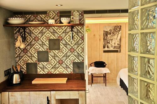 a room with a wall with a patterned wall at Case Canne a sucre in Saint Barthelemy