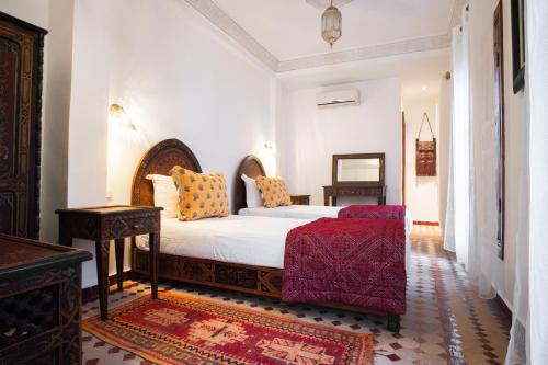 1 dormitorio con 1 cama en una habitación en Riad Dar Laura, en Fez