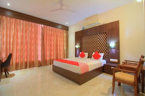 1 dormitorio con cama, escritorio y cama sidx sidx sidx sidx en Grand Milestone en Mysore