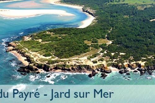 una vista aérea de una pequeña isla en el océano en Maison centre Jard et à 8min à pied de la plage, en Jard-sur-Mer