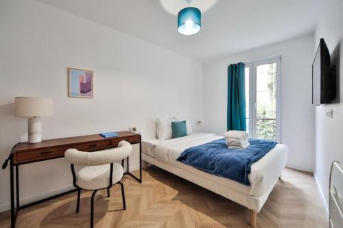 une chambre avec un lit, un bureau et une chaise dans l'établissement Appartement de charme proche du Canal Saint-Martin, à Paris