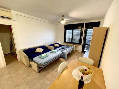 Appartamento Panorama في ريفا ديل غاردا: غرفة معيشة مع سرير وطاولة