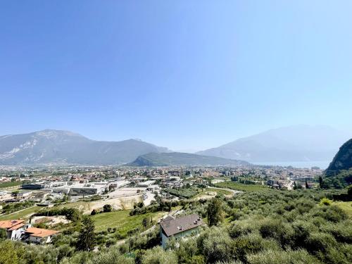 una ciudad en una colina con montañas en el fondo en Appartamento Panorama, en Riva del Garda