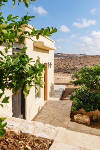 a building in the middle of the desert at אבן על הנחל in Merhav Am