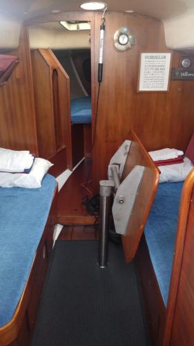 a room with two beds and a sink on a boat at Husbåten Vega 2 Göteborg City in Gothenburg