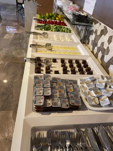 een buffet met verschillende soorten eten en desserts bij HOTEL ÖZSEFA in Istanbul