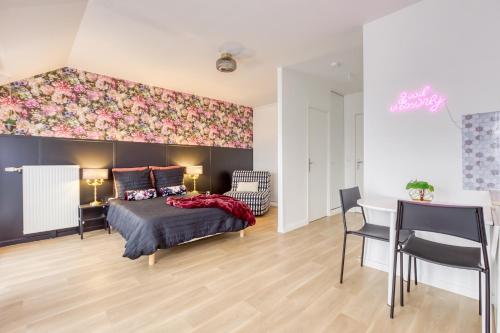 um quarto com uma cama, uma mesa e uma secretária em Life in Pink - Près Paris/CDG/Bourget/Parc expo em Drancy