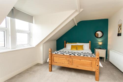 1 dormitorio con 1 cama con pared azul en Saltwell Oasis: 5-Bed Delight en Low Team