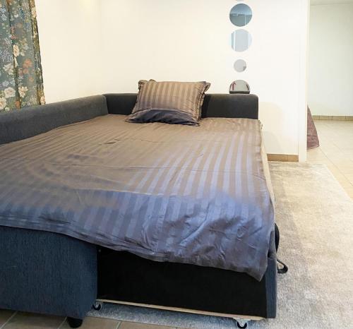uma cama grande num quarto com uma estrutura de cama em Holiday apartment in Vessigebro em Vessigebro
