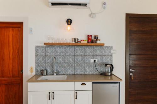 a kitchen with a sink and a counter at אבן על הנחל in Merhav Am