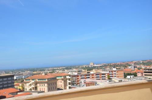 - Vistas a la ciudad desde la parte superior de un edificio en RESIDENZA LE TERRAZZE SASSARI CASA G PISCHEDDA bY FANTASTIC SARDINIA, en Sassari