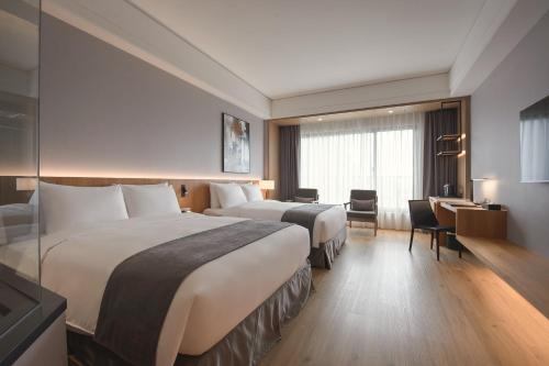 Postel nebo postele na pokoji v ubytování Grand Banyan Hotel