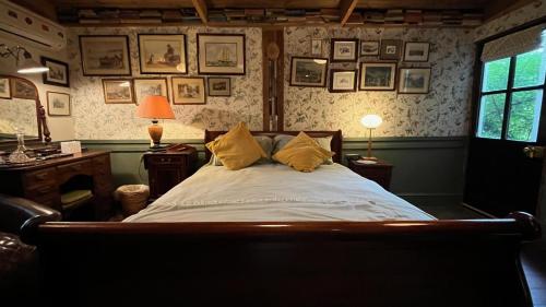 牛頓阿伯特的住宿－Remarkable Boultons Barn with hot tub，一间卧室配有一张带黄色枕头的床。