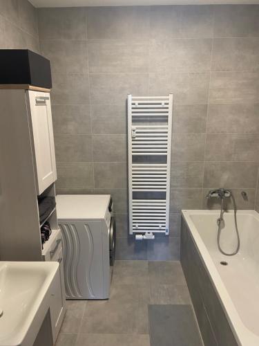 ein Badezimmer mit einer Badewanne, einem WC und einem Waschbecken in der Unterkunft Horský apartmán pod Ještědem in Liberec