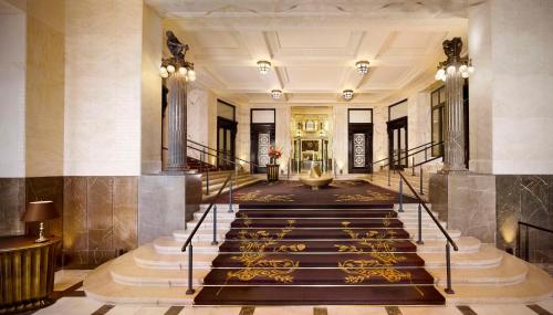 un vestíbulo con una escalera en un edificio en Park Hyatt Vienna, en Viena
