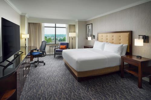 een hotelkamer met een groot bed en een televisie bij Hilton Richmond Hotel & Spa Short Pump in Richmond