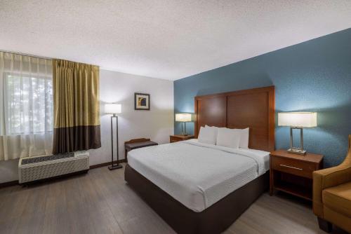 布魯克林中心的住宿－Travelodge by Wyndham Brooklyn Center，酒店客房设有床和窗户。
