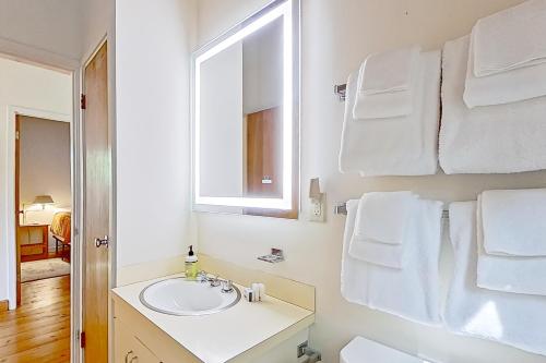 博爾穆霍斯的住宿－Base Camp 32，浴室配有盥洗盆、镜子和毛巾