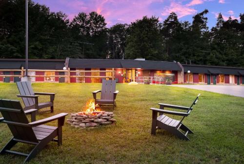 un groupe de chaises assises autour d'un feu dans une cour dans l'établissement Travelodge by Wyndham Emlenton, à Emlenton