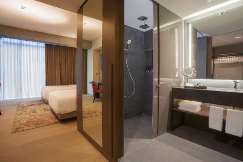 y baño con ducha, lavabo y espejo. en Hyatt Regency Mexico City Insurgentes, en Ciudad de México