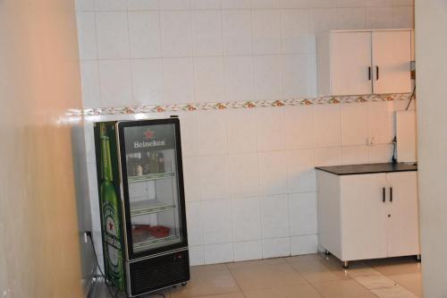 - une machine à soda dans une cuisine à côté d'un comptoir dans l'établissement Vincenzo trading, à Kigali