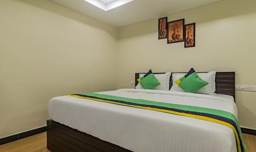 Ein Bett oder Betten in einem Zimmer der Unterkunft Treebo Address Inn Jubilee Hills