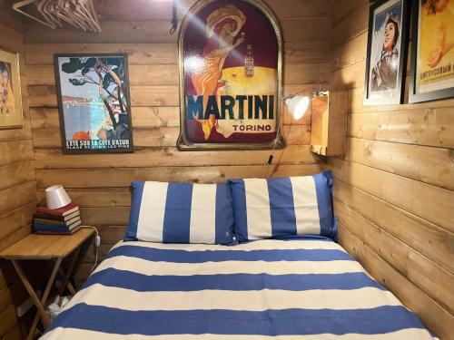 een slaapkamer met een bed in een houten hut bij Retro private Lodge with hot tub Nr Dartmoor in Newton Abbot