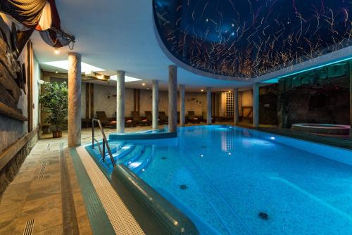 Hotel Kryształ Conference & Spaの敷地内または近くにあるプール
