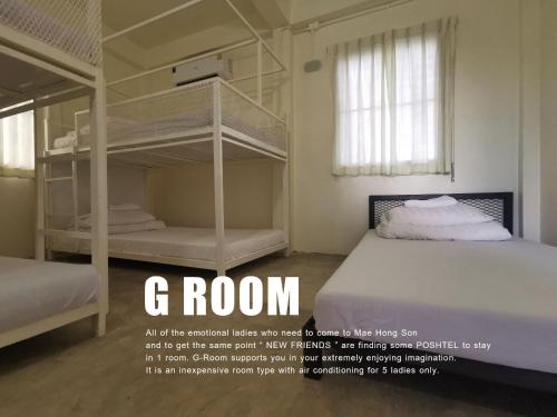 ein Himmelbett aus einem Schlafzimmer mit 2 Etagenbetten in der Unterkunft ATOM Poshtel in Mae Sariang