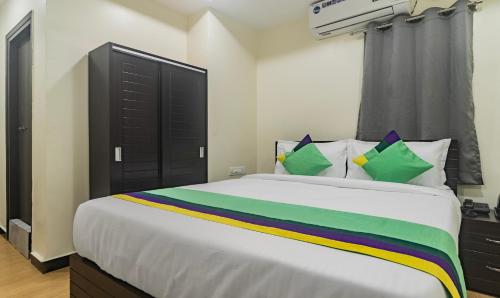 Ein Bett oder Betten in einem Zimmer der Unterkunft Treebo Address Inn Jubilee Hills