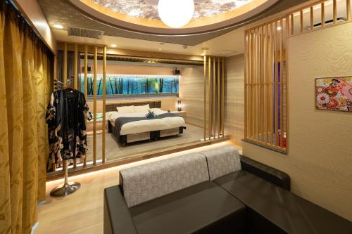 a bedroom with a bed and a large mirror at Hotel BVLJUA -レジャーホテル- in Kurume