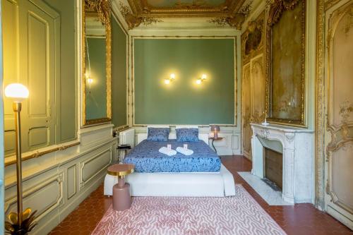 une chambre avec un lit et une cheminée dans l'établissement Le Musée - Appartement prestigieux & chic, à Montpellier